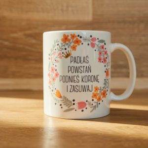 kubek z motywacyjnym napisem i kwiatowym wzorem