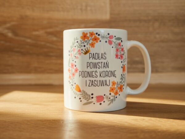 kubek z motywacyjnym napisem i kwiatowym wzorem