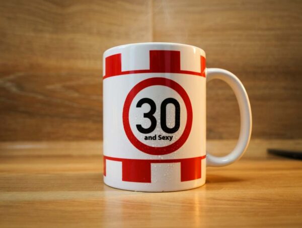 kubek na 30-te urodziny, znak ograniczenia do 30km/h