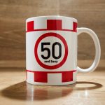 kubek urodzinowy, znak ograniczenia 50km/h