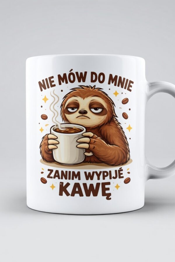 kubek z leniwcem z napisem nie mów do mnie zanim wypije kawę