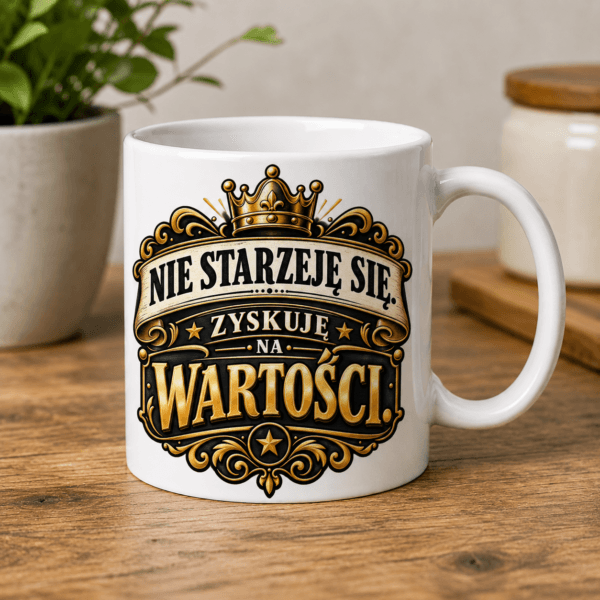 kubek urodzinowy z napisem nie starzeje się, zyskuje na wartości