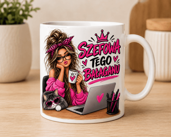kubek z kobietą z laptopem i napisem szefowa tego bałaganu