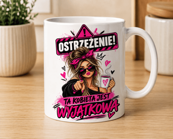 ChatGPT Image 24 sie 2026, 16_26_21 kubek ze znakiem ostrzegawczym z napisem ostrzeżenie ta kobieta jest wyjątkowa
