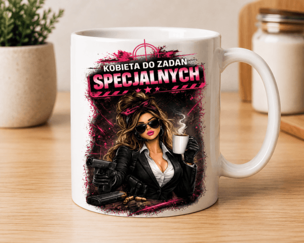 kubek z kobietą z napisem kobieta od zadań specjalnych