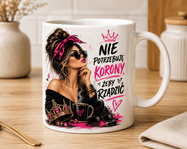 kubek z wizerunkiem kobiety z napisem nie potrzebuje korony żeby rządzić
