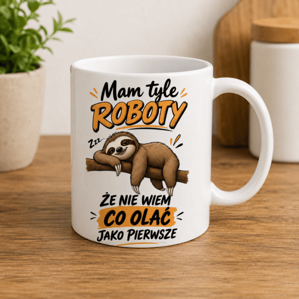 kubek z leniwcem i napisem mam tyle roboty że nie wiem co olać jako pierwsze