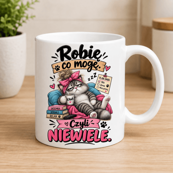 kubek z kotem na kanapie i napisem robię co mogę czyli niewiele