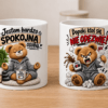 kubek z misiem po jesnej stronie kubka napis jestem bardzo spokojną osobą a z drugiej strony kubka napis dopóki ktoś się nie odezwie
