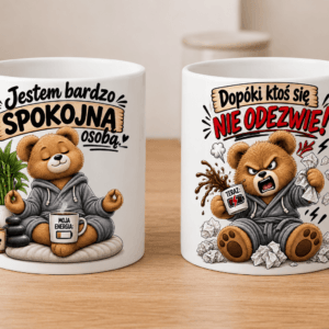 kubek z misiem po jesnej stronie kubka napis jestem bardzo spokojną osobą a z drugiej strony kubka napis dopóki ktoś się nie odezwie