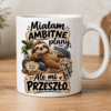 kubek z leniwcem na kanapie z napisem Miałam ambitne plany ale mi przeszło