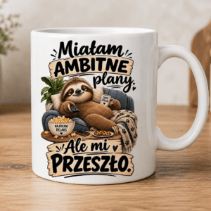 kubek z leniwcem na kanapie z napisem Miałam ambitne plany ale mi przeszło