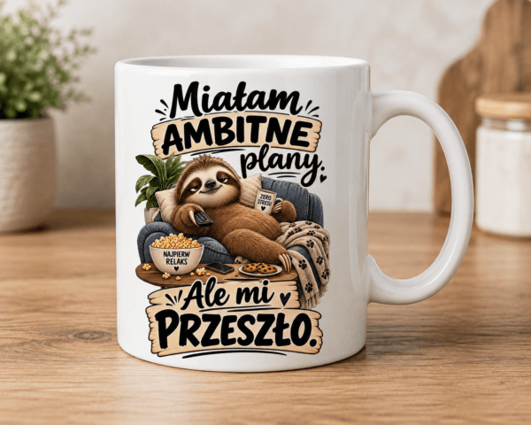 kubek z leniwcem na kanapie z napisem Miałam ambitne plany ale mi przeszło