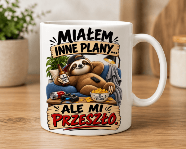 kubek z leniwcem na kanapie z napisemmiałem inne plany ale mi przeszło