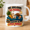 ChatGPT Image 26 sie 2026, 17_14_13 kubek z grafiką ślimaka na kanapie z napisem Nie odkładam na później. Czekam na lepszy moment