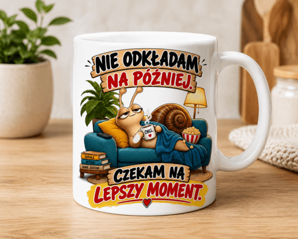 ChatGPT Image 26 sie 2026, 17_14_13 kubek z grafiką ślimaka na kanapie z napisem Nie odkładam na później. Czekam na lepszy moment
