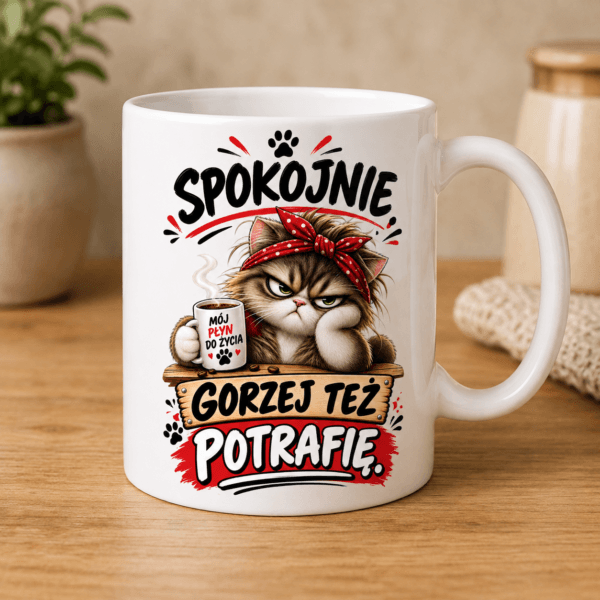ChatGPT Image 27 sie 2026, 11_26_39 kubek z grafiką kota i napisem spokojnie gorzej też potrafię