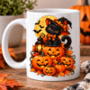 kubek z nadrukiem na halloween, czarny kot siedzący na dyniach